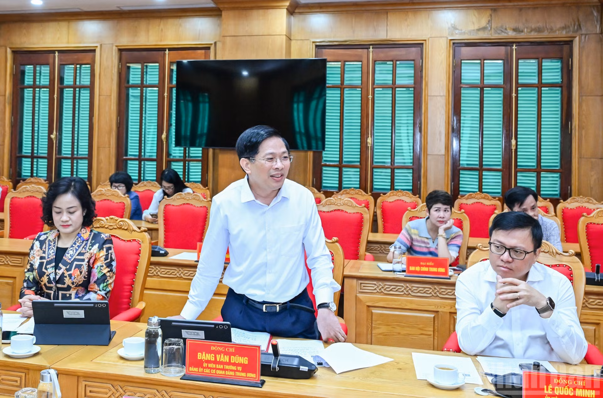 ndo_br_pho-ban-noi-chinh-dang-van-dung.jpg