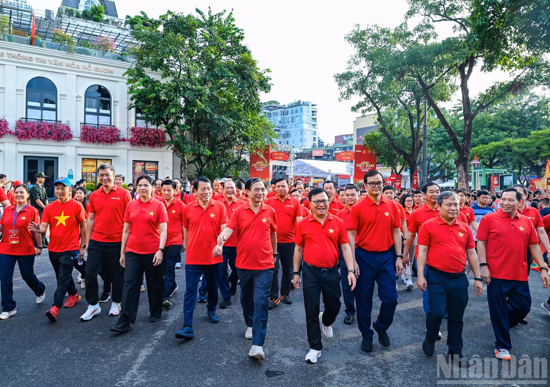 Các đồng chí lãnh đạo Đảng, Nhà nước và các đại biểu đi bộ hưởng ứng chương trình “Cùng Việt Nam tiến bước 2026”. (Ảnh: DUY LINH-THẾ ĐẠI)