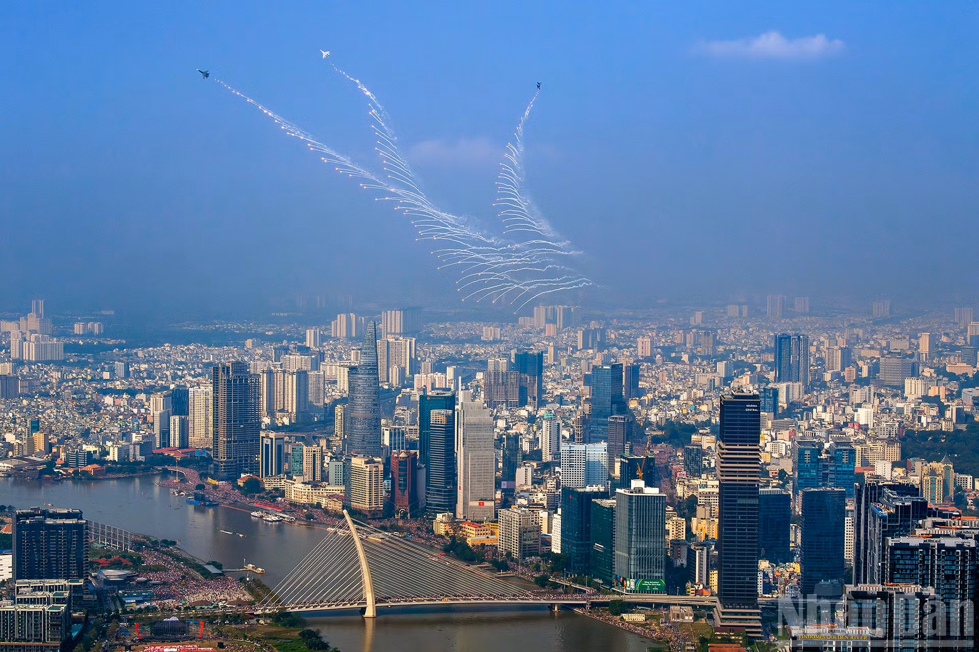 Tác phẩm: Vươn mình; Tác giả: Nguyễn Tiến Anh Tuấn (Hình ảnh biên đội 3 chiếc SU-30MK2 của không quân Việt Nam bay biểu diễn, thả đạn nhiễu rực sáng trên bầu trời Thành phố Hồ Chí Minh trong dịp Lễ kỷ niệm 50 năm Ngày Giải phóng miền nam, thống nhất đất nước, như thể hiện một sức sống mạnh mẽ của dân tộc, khẳng định chủ quyền với bầu trời tự do, sự vươn mình trong kỷ nguyên mới của thành phố mang tên Bác nói riêng và Việt Nam nói chung). 