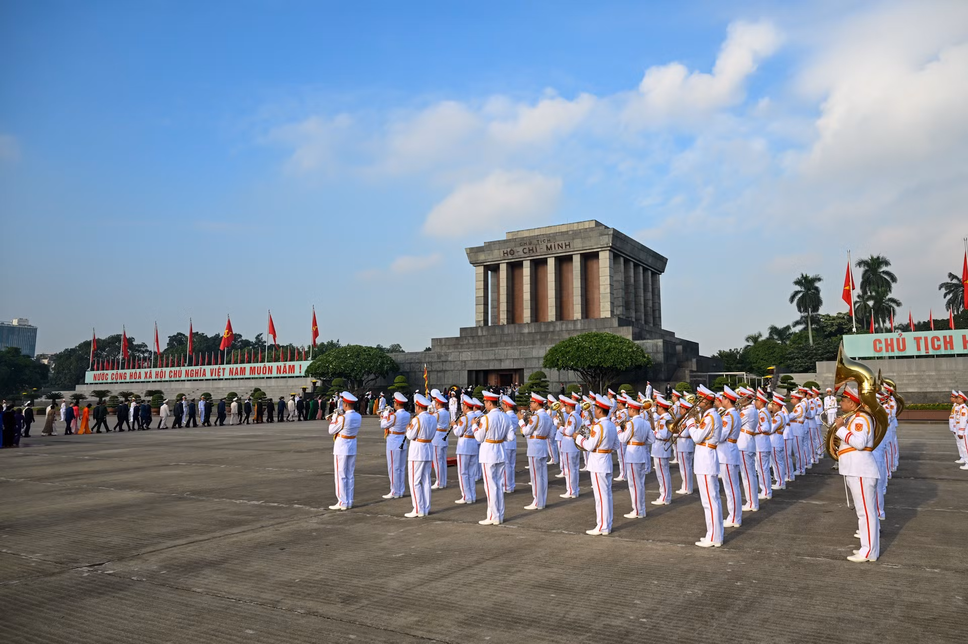 Đoàn Quân nhạc thực hiện nghi thức trên Quảng trường Ba Đình. (Ảnh: DUY LINH) bnd-3765.jpg