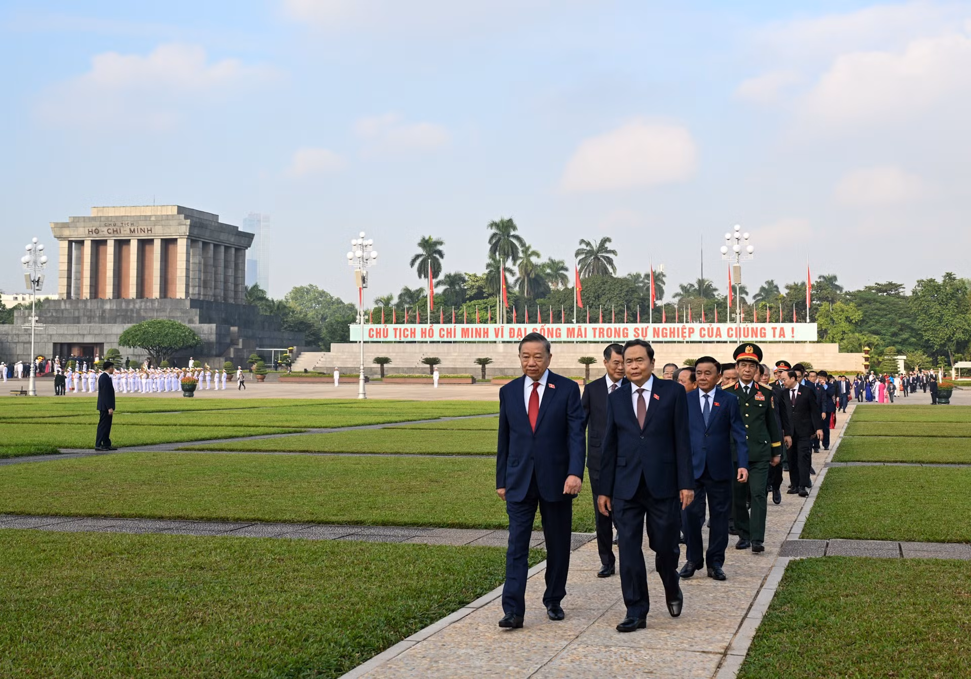 Tổng Bí thư, Chủ tịch nước Tô Lâm, Thủ tướng Chính phủ Lê Minh Hưng và Chủ tịch Quốc hội Trần Thanh Mẫn, Thường trực Ban Bí thư Trần Cẩm Tú và các đại biểu Quốc hội trên Quảng trường Ba Đình. (Ảnh: DUY LINH) bnd-3781.jpg