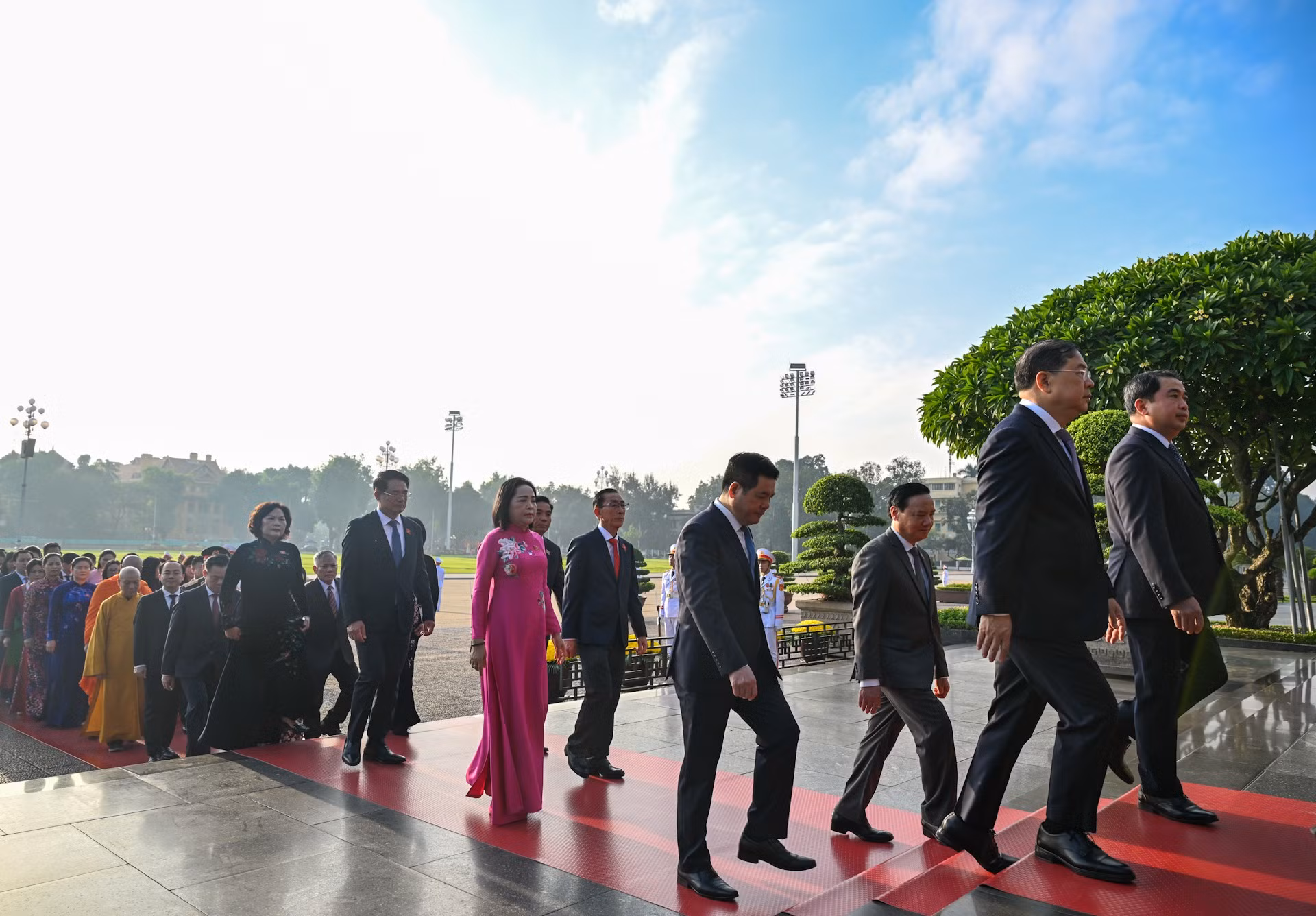 Các đồng chí lãnh đạo Đảng, Nhà nước vào Lăng viếng Chủ tịch Hồ Chí Minh. (Ảnh: DUY LINH) bnd-3750.jpg
