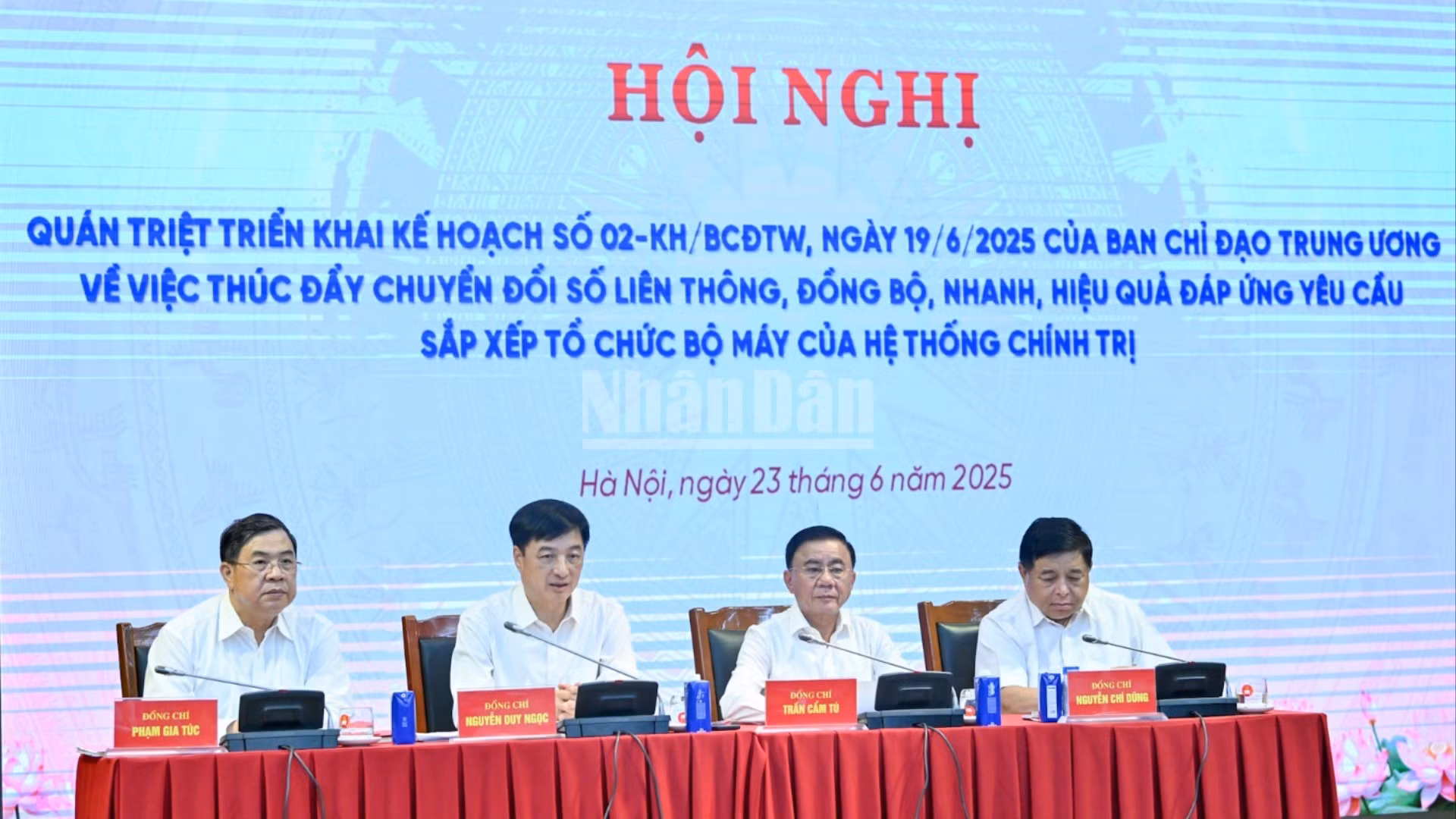 Các đồng chí lãnh đạo Đảng, Nhà nước và các đại biểu chủ trì hội nghị.