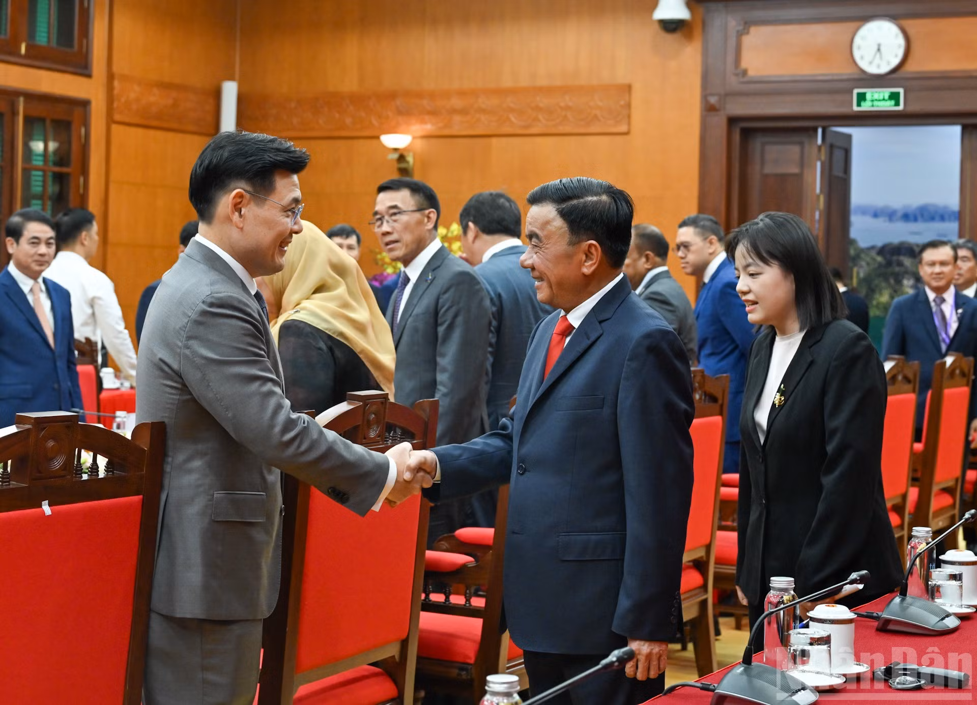 Thường trực Ban Bí thư Trần Cẩm Tú với Trưởng đoàn chính đảng các nước ASEAN tại cuộc tiếp. (Ảnh: DUY LINH)