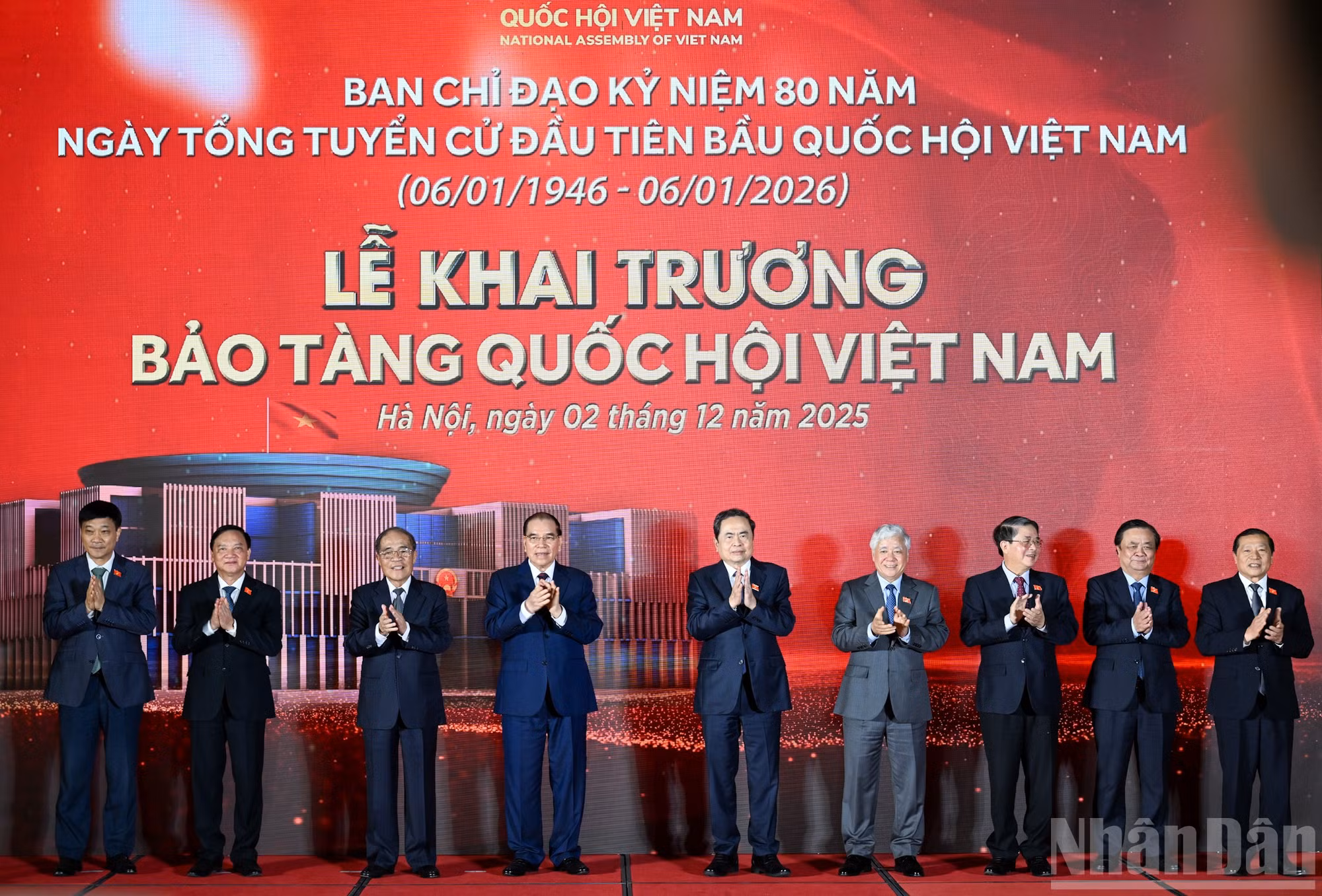 Chủ tịch Quốc hội Trần Thanh Mẫn cùng các đồng chí lãnh đạo, nguyên lãnh đạo Đảng, Nhà nước và các đại biểu thực hiện nghi thức khai trương Bảo tàng Quốc hội Việt Nam. (Ảnh: DUY LINH)