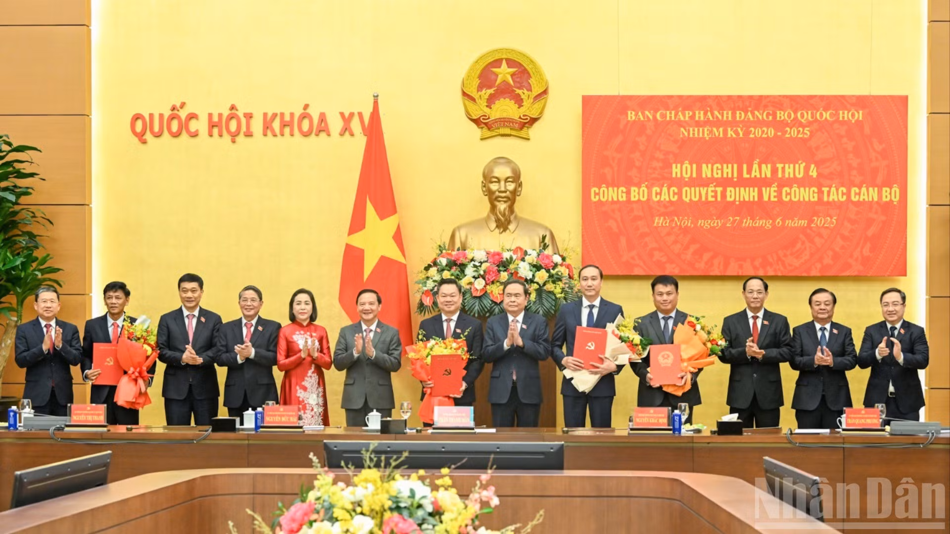 Bí thư Đảng ủy Quốc hội, Chủ tịch Quốc hội Trần Thanh Mẫn cùng các Phó Chủ tịch Quốc hội, Phó Bí thư Đảng ủy Quốc hội trao quyết định, tặng hoa chúc mừng các đồng chí: Lâm Văn Mẫn, Hoàng Duy Chinh, Phùng Khánh Tài, Đặng Ngọc Huy. 