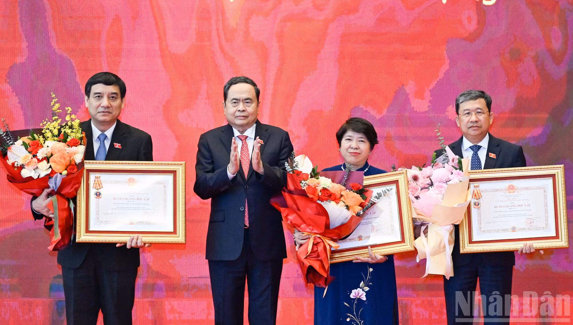 Chủ tịch Quốc hội Trần Thanh Mẫn trao Huân chương Độc lập hạng Ba của Chủ tịch nước tặng Ủy ban Văn hóa, Giáo dục của Quốc hội (giai đoạn 1964-2024); Ủy ban Đối ngoại của Quốc hội (giai đoạn 1974-2024); Ủy ban Xã hội của Quốc hội (giai đoạn 1964-2024). (Ảnh: DUY LINH)