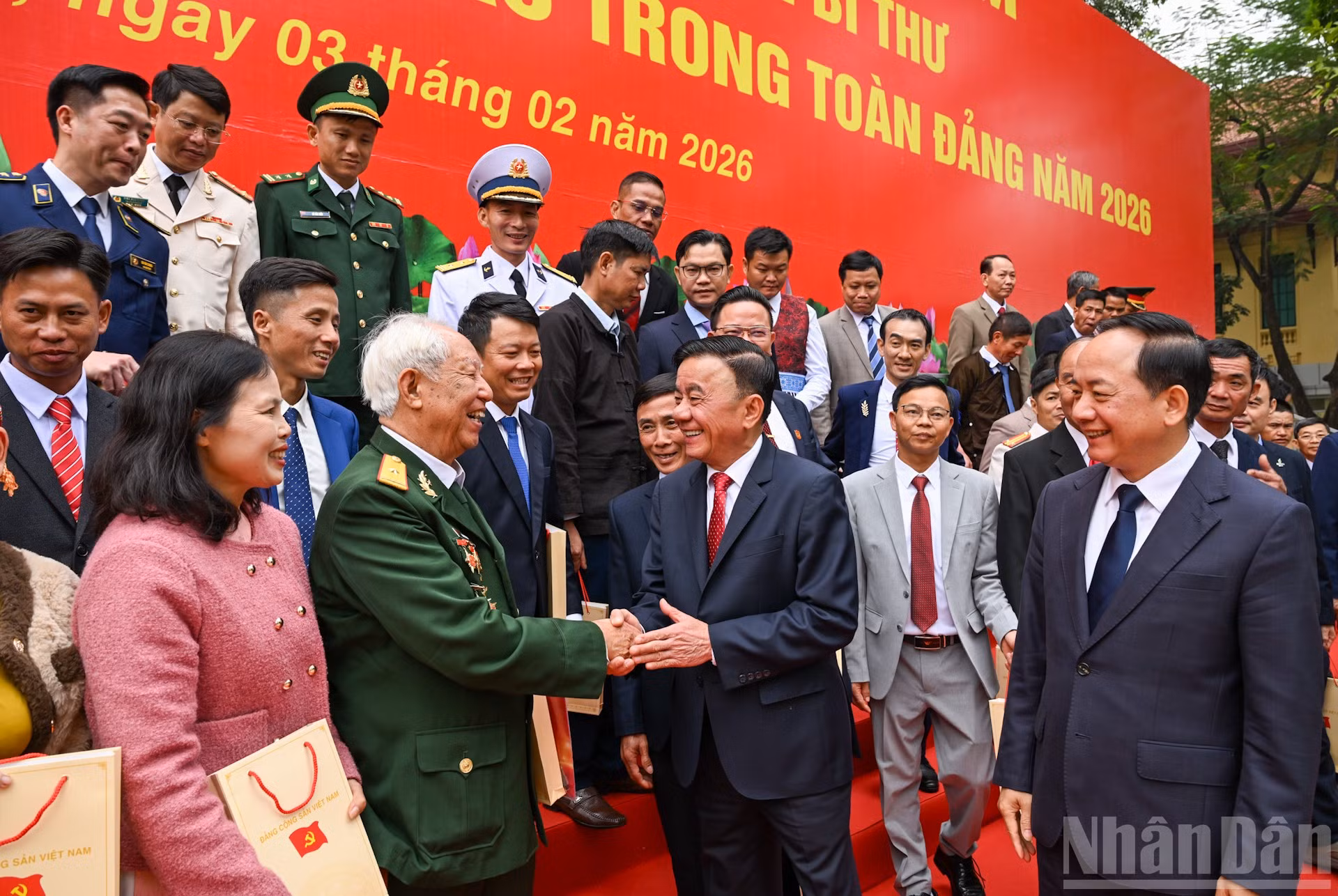 Đồng chí Trần Cẩm Tú, Ủy viên Bộ Chính trị, Thường trực Ban Bí thư và các đại biểu với các Bí thư Chi bộ xuất sắc toàn quốc. (Ảnh: DUY LINH)