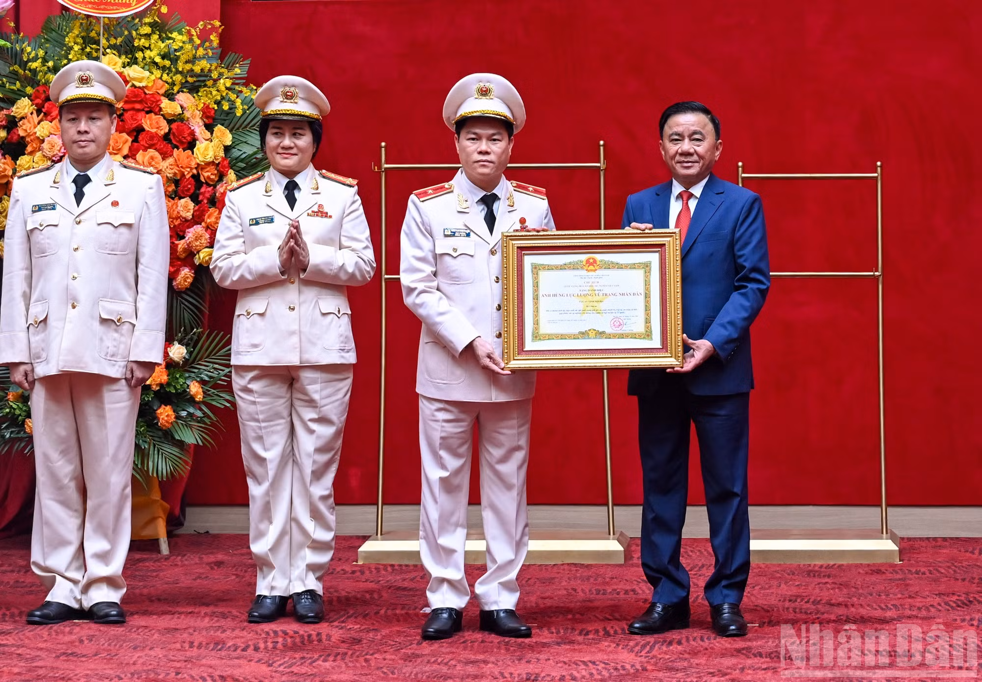Thường trực Ban Bí thư Trần Cẩm Tú trao danh hiệu Anh hùng lực lượng vũ trang nhân dân tặng lực lượng An ninh nội địa. (Ảnh: DUY LINH) 