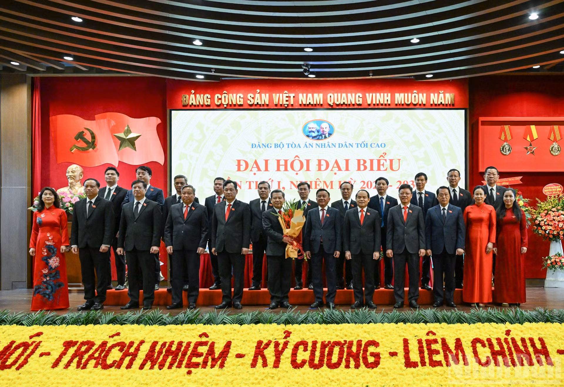 Đồng chí Trần Cẩm Tú, Ủy viên Bộ Chính trị, Thường trực Ban Bí thư, Bí thư Đảng ủy các cơ quan Đảng Trung ương trao quyết định và tặng hoa chúc mừng Ban Chấp hành Đảng bộ Tòa án nhân dân tối cao nhiệm kỳ 2025-2030. 