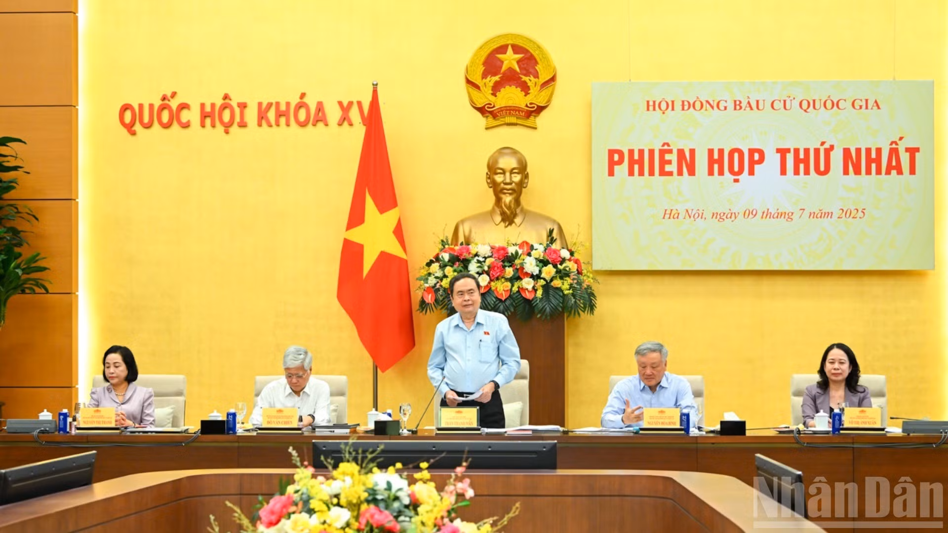 Chủ tịch Quốc hội Trần Thanh Mẫn, Chủ tịch Hội đồng bầu cử quốc gia và các Phó Chủ tịch Hội đồng bầu cử quốc gia chủ trì phiên họp. 