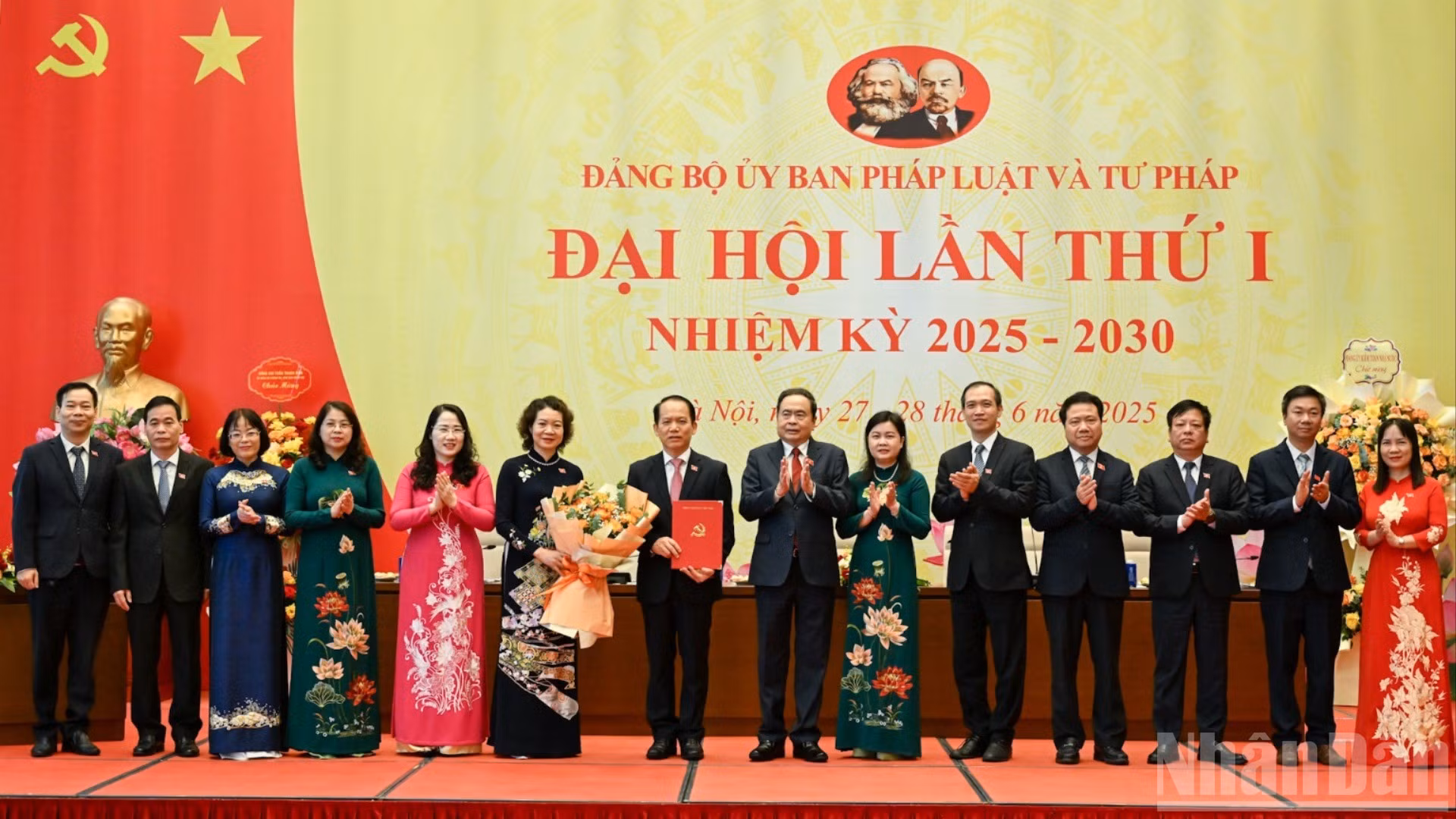 Bí thư Đảng ủy Quốc hội, Chủ tịch Quốc hội Trần Thanh Mẫn trao quyết định, tặng hoa chúc mừng Ban Chấp hành Đảng bộ Ủy ban Pháp và Tư pháp nhiệm kỳ 2025-2030.