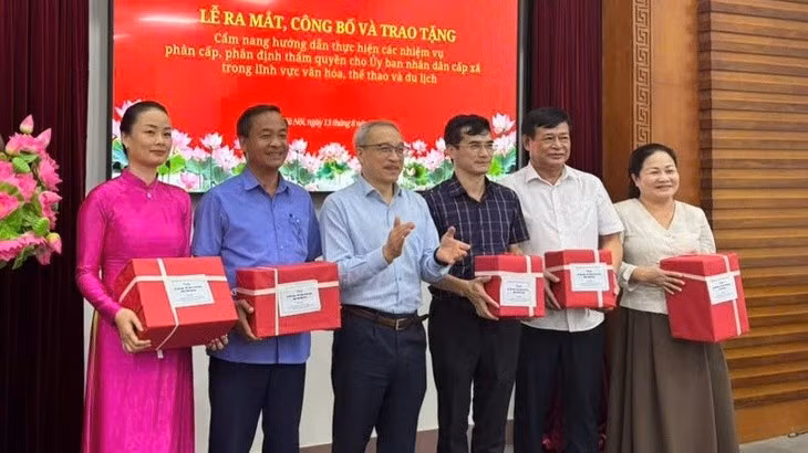 thu-truong-phan-tam-trao-tang-cam-nang-cho-dai-dien-mot-so-so-17550915245991121173418-9857.jpg