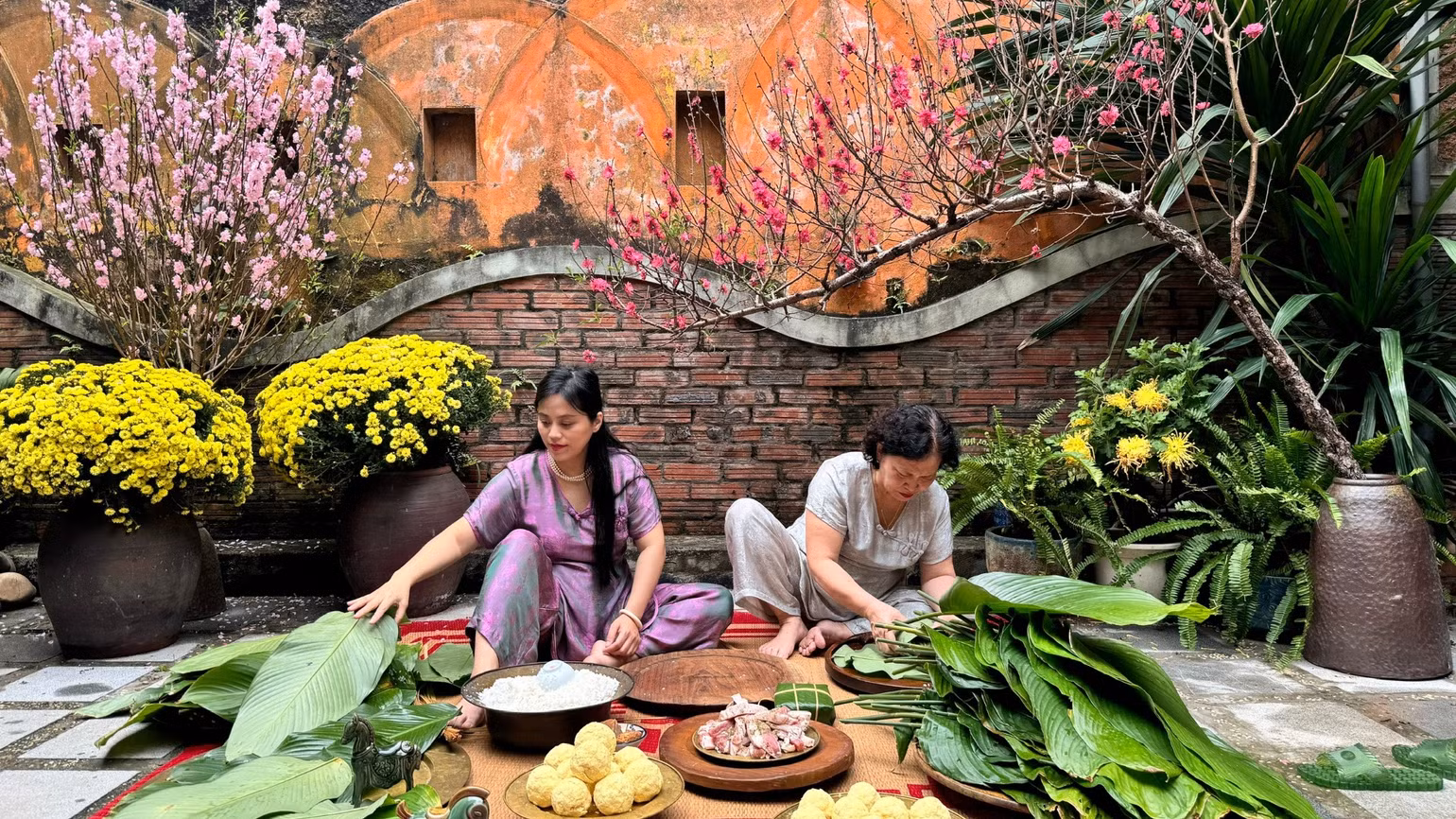 ba-do-thu-trang-va-me-luon-yeu-va-gin-giu-nep-goi-banh-chung-ngay-tet-8644.jpg