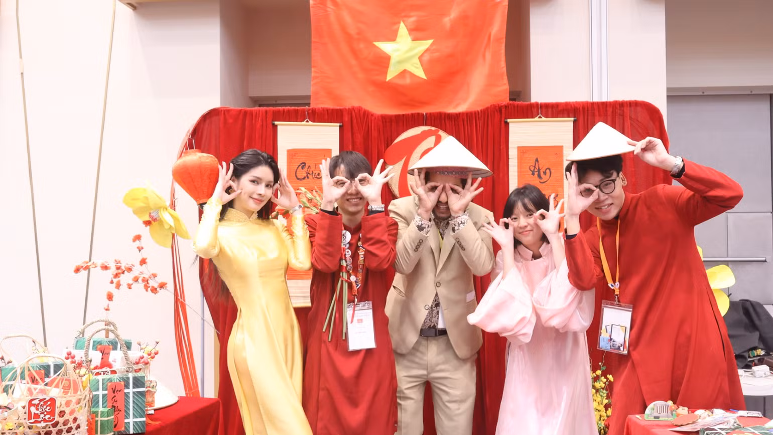 annie-quynh-anh-tech-lady-ngoai-cung-ben-trai-tai-khong-gian-trung-bay-van-hoa-truyen-thong-viet-nam-trong-mot-trien-lam-tai-nhat-ban-2833.jpg