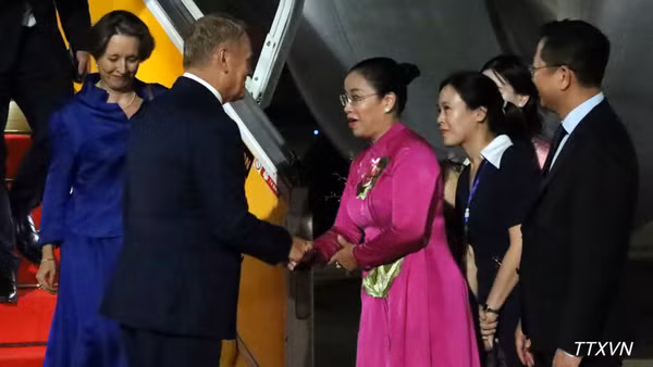 Phó Chủ tịch Ủy ban nhân dân thành phố Đà Nẵng Nguyễn Thị Anh Thi đón Thủ tướng Cộng hòa Ba Lan Donald Tusk tại sân bay quốc tế Đà Nẵng. (Ảnh: TTXVN)