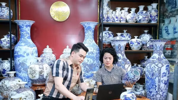 Nghệ nhân Trần Trung Hiếu (xã Bát Tràng, huyện Gia Lâm, Hà Nội) chia sẻ với đồng nghiệp về quy trình đưa sản phẩm lên sàn thương mại điện tử. (Ảnh: HUY HOÀNG)