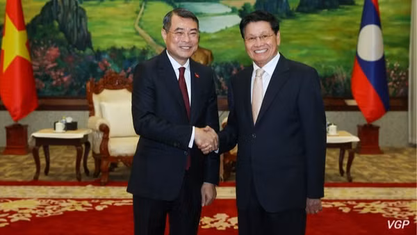 Thủ tướng Chính phủ Lê Minh Hưng hội kiến Tổng Bí thư, Chủ tịch nước Lào Thongloun Sisoulith. (Ảnh: chinhphu.vn/Nhật Bắc)