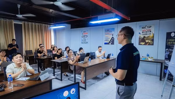 Tập huấn “Ứng dụng AI vào soạn giáo án, tạo slide bài giảng và đổi mới sáng tạo trong dạy và học” tại Khoa Du lịch, Trường đại học Văn hóa Hà Nội.