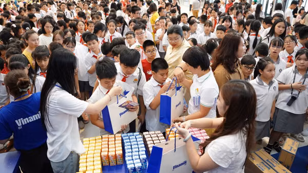 Gian hàng Vinamilk thu hút rất đông các em học sinh và gia đình đến tham quan, trải nghiệm tại chương trình “Chắp cánh tuổi thơ”. (Ảnh: Vi Nam)