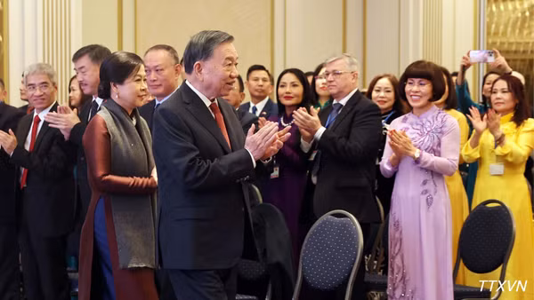 [Ảnh] Tổng Bí thư, Chủ tịch nước Tô Lâm và Phu nhân gặp đại diện cộng đồng người Việt Nam tại châu Âu
