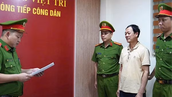 Cơ quan Công an tỉnh Phú Thọ đọc quyết định khởi tố bị can, lệnh bắt bị can để tạm giam đối với Quách Chí Lâm (thứ 2 từ phải sang). (Ảnh: Công an tỉnh Phú Thọ)
