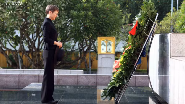 [Ảnh] Thủ tướng Liechtenstein đặt vòng hoa tưởng niệm các Anh hùng liệt sĩ