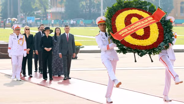 [Ảnh] Thủ tướng Liechtenstein viếng Chủ tịch Hồ Chí Minh