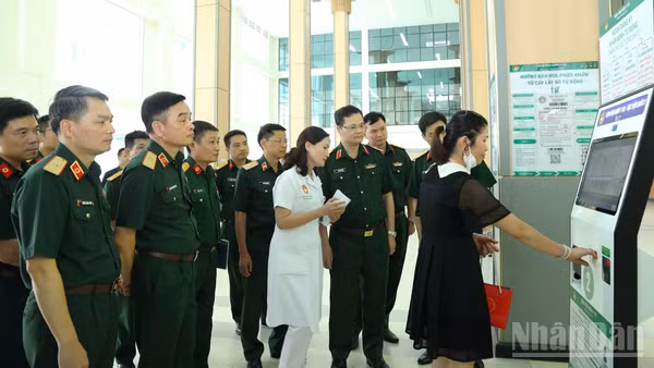 Đoàn công tác Tổng cục Hậu cần-Kỹ thuật tham quan kios đăng ký khám bệnh tại Bệnh viện Quân y 103. (Ảnh: TRẦN QUỲNH HƯƠNG)