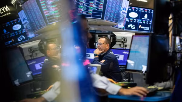Giao dịch viên làm việc trên sàn chứng khoán New York (NYSE) tại thành phố New York, Mỹ. (Ảnh: THX/TTXVN phát)