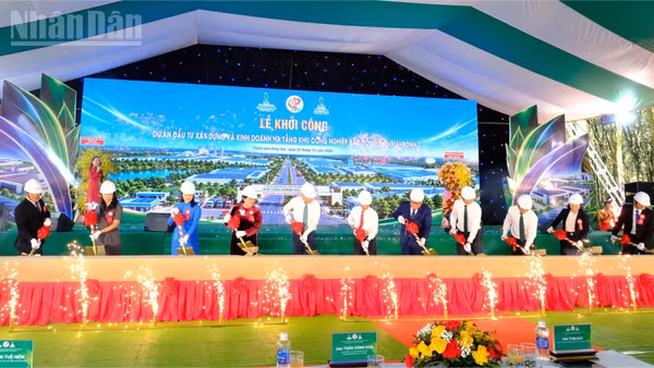 Các đại biểu thực hiện nghi thức xúc cát khởi công Dự án Khu công nghiệp Bắc Đồng Phú giai đoạn 2. (Ảnh: TS)