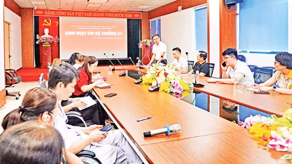 Một buổi sinh hoạt định kỳ của Chi bộ Khối Cận lâm sàng và Văn phòng thuộc Đảng bộ Công ty cổ phần Bệnh viện quốc tế Thái Nguyên. (Ảnh: THẾ BÌNH)