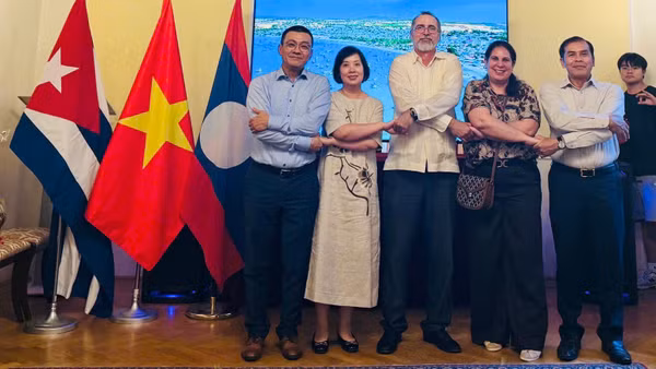 Hoạt động góp phần tăng cường sự hiểu biết, gắn bó và phối hợp giữa ba Đại sứ quán Việt Nam, Lào và Cuba tại Vienna.