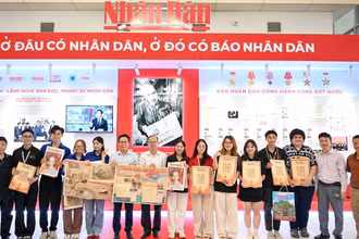 Đông đảo các bạn trẻ hào hứng đón nhận ấn phẩm đặc biệt của Báo Nhân Dân. (Ảnh: THẾ ĐẠI)