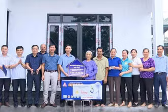 Lãnh đạo huyện Thanh Ba, tỉnh Phú Thọ trao tiền hỗ trợ xây dựng nhà cho gia đình bà Đỗ Thị Đoan ở khu Thanh Ba, xã Đông Lĩnh.