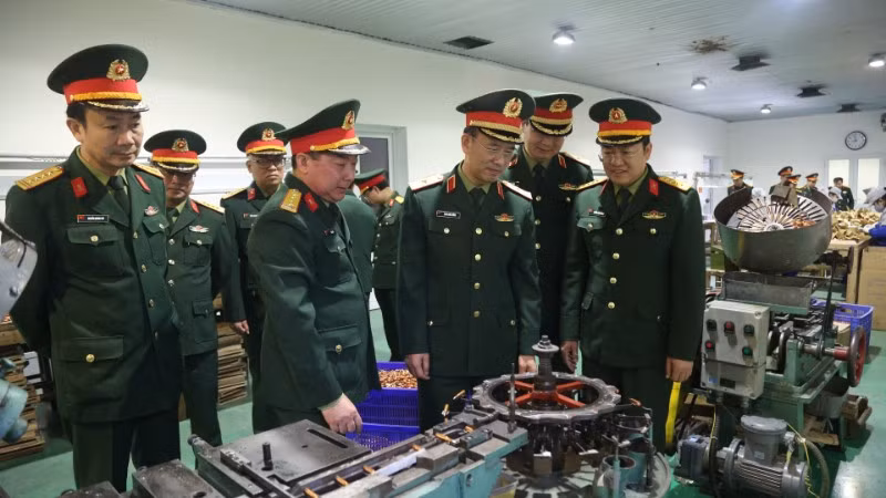 Thiếu tướng Đinh Quốc Hùng, Bí thư Đảng uỷ, Chính ủy Tổng cục Công nghiệp Quốc phòng kiểm tra dây chuyền sản xuất tại nhà máy Z113.