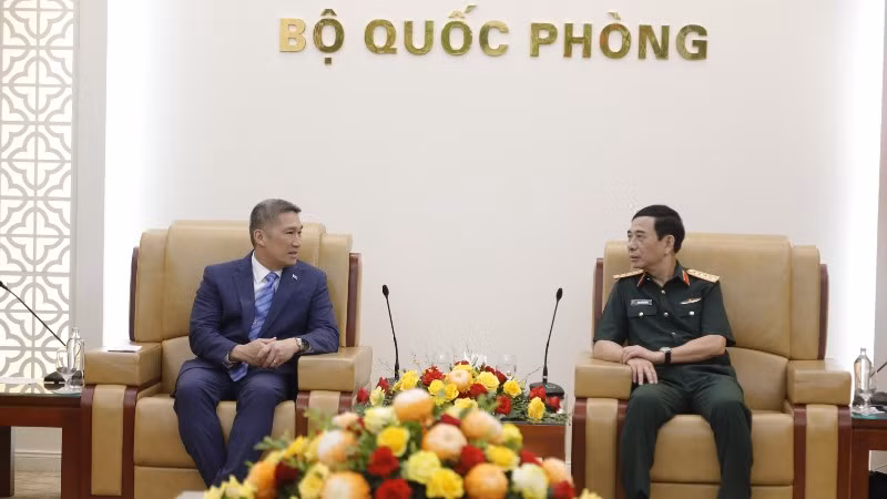Đại tướng Phan Văn Giang, Ủy viên Bộ Chính trị, Phó Bí thư Quân ủy Trung ương, Phó Thủ tướng Chính phủ, Bộ trưởng Quốc phòng và Quyền Bộ trưởng Bộ Hải quân Hoa Kỳ Hùng Cao tại buổi tiếp.