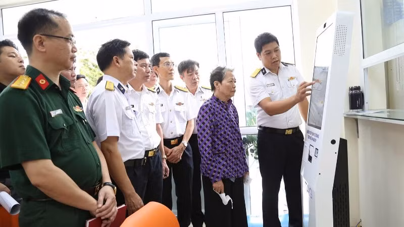 Hồ sơ bệnh án điện tử giúp người dân đến khám bệnh giảm thiểu giấy tờ, rút ngắn thời gian chờ đợi và minh bạch hóa các khâu nghiệp vụ.