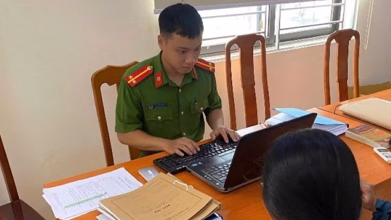 Công an xã Bình Minh giải cứu sinh viên mắc bẫy "bắt cóc online".