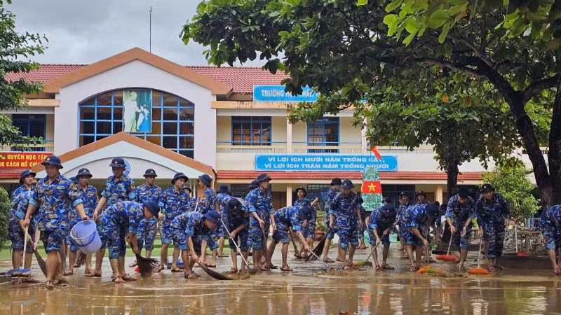 Cán bộ, học viên của Học viện Hải quân dọn dẹp vệ sinh giúp nhân dân tại xã Diên Khánh.