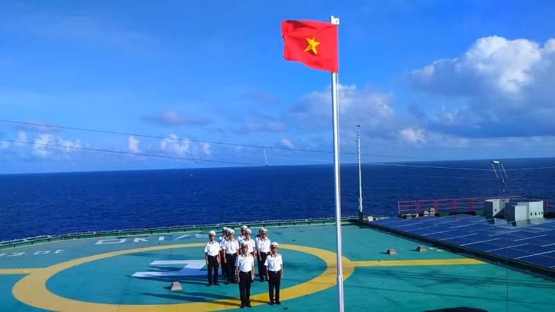 Chào cờ đầu tuần trên nhà giàn DK1.