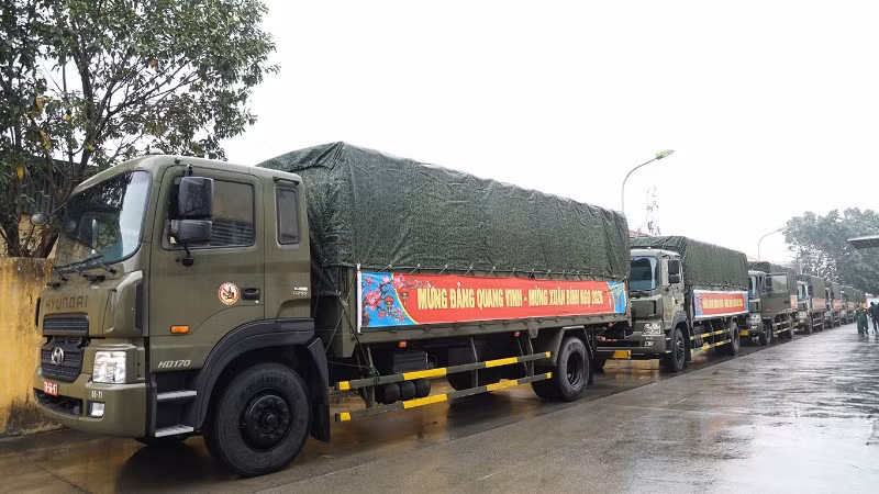 Lữ đoàn 971 triển khai đội hình gồm 9 xe tải, có tình trạng kỹ thuật tốt, kíp chỉ huy hành quân, lái xe và nhân viên quân vận thực hiện nhiệm vụ vận chuyển đầu xuân Bính Ngọ.