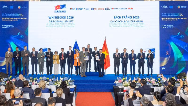 Nghi thức trao Sách Trắng từ EuroCham Việt Nam tới Chính phủ Việt Nam. (Ảnh: EUROCHAM)