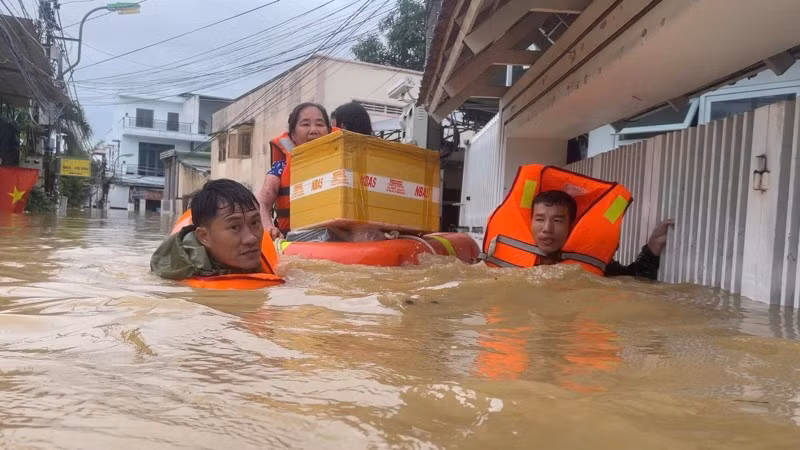 Cán bộ chiến sĩ Vùng 4 Hải quân cứu hộ nhân dân tại phường Tây Nha Trang.