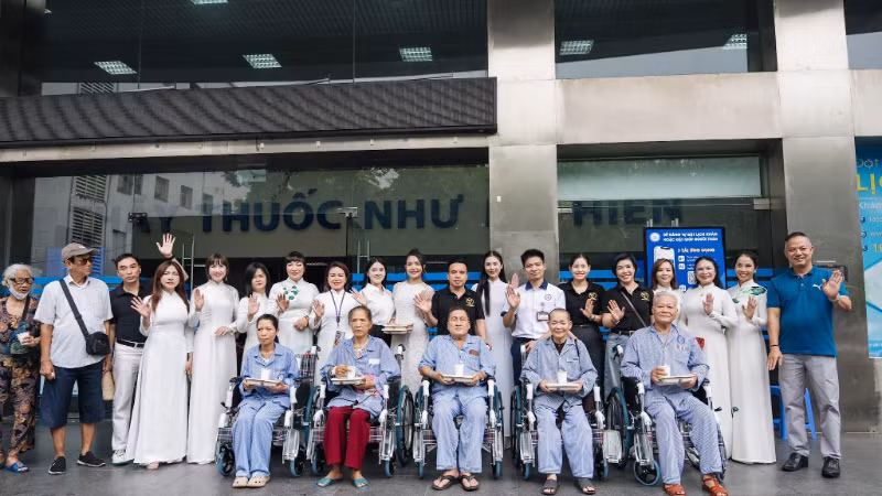 Ban tổ chức trao tặng 5 xe lăn hỗ trợ công tác di chuyển, điều trị cho các bệnh nhân có hoàn cảnh khó khăn tại bệnh viện.