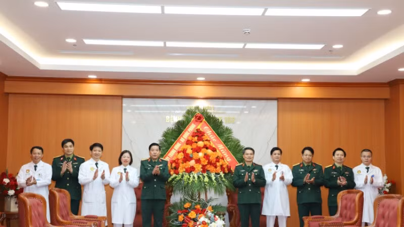 Thượng tướng Nguyễn Văn Gấu, Ủy viên Trung ương Đảng, Ủy viên Quân ủy Trung ương, Thứ trưởng Quốc phòng tặng hoa chúc mừng tập thể Bệnh viện Quân y 103.