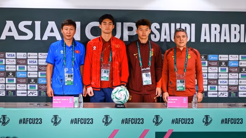 Huấn luyện viên và cầu thủ hai đội U23 Việt Nam-U23 Trung Quốc chụp ảnh lưu niệm tại họp báo trước trận đấu. (Ảnh: Website Liên Đoàn Bóng Đá Việt Nam)