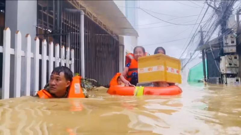 Cán bộ, chiến sĩ Vùng 4 cứu người dân ra khỏi khu vực nguy hiểm đến nơi an toàn.