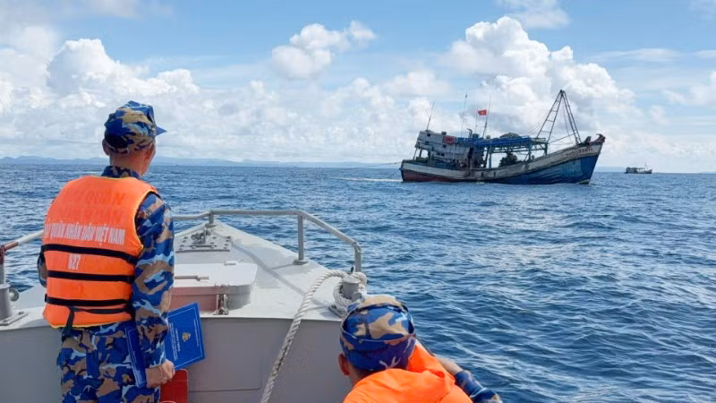 Cán bộ, chiến sĩ Tàu 627, Hải đội 511, Lữ đoàn 127, Vùng 5 Hải quân tiếp cận, tuyên truyền cho ngư dân đang khai thác hải sản trên vùng biển Tây Nam.