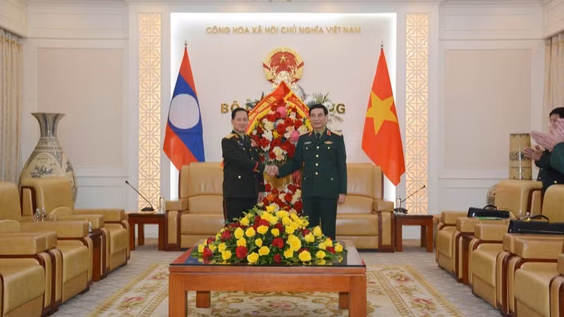 Đại tướng Phan Văn Giang, Ủy viên Bộ Chính trị, Phó Bí thư Quân ủy Trung ương, Bộ trưởng Quốc phòng và Thượng tướng Khamliang Outhakaysone, Ủy viên Bộ Chính trị Ban Chấp hành Trung ương Đảng Nhân dân Cách mạng Lào, Bộ trưởng Bộ Quốc phòng Lào.